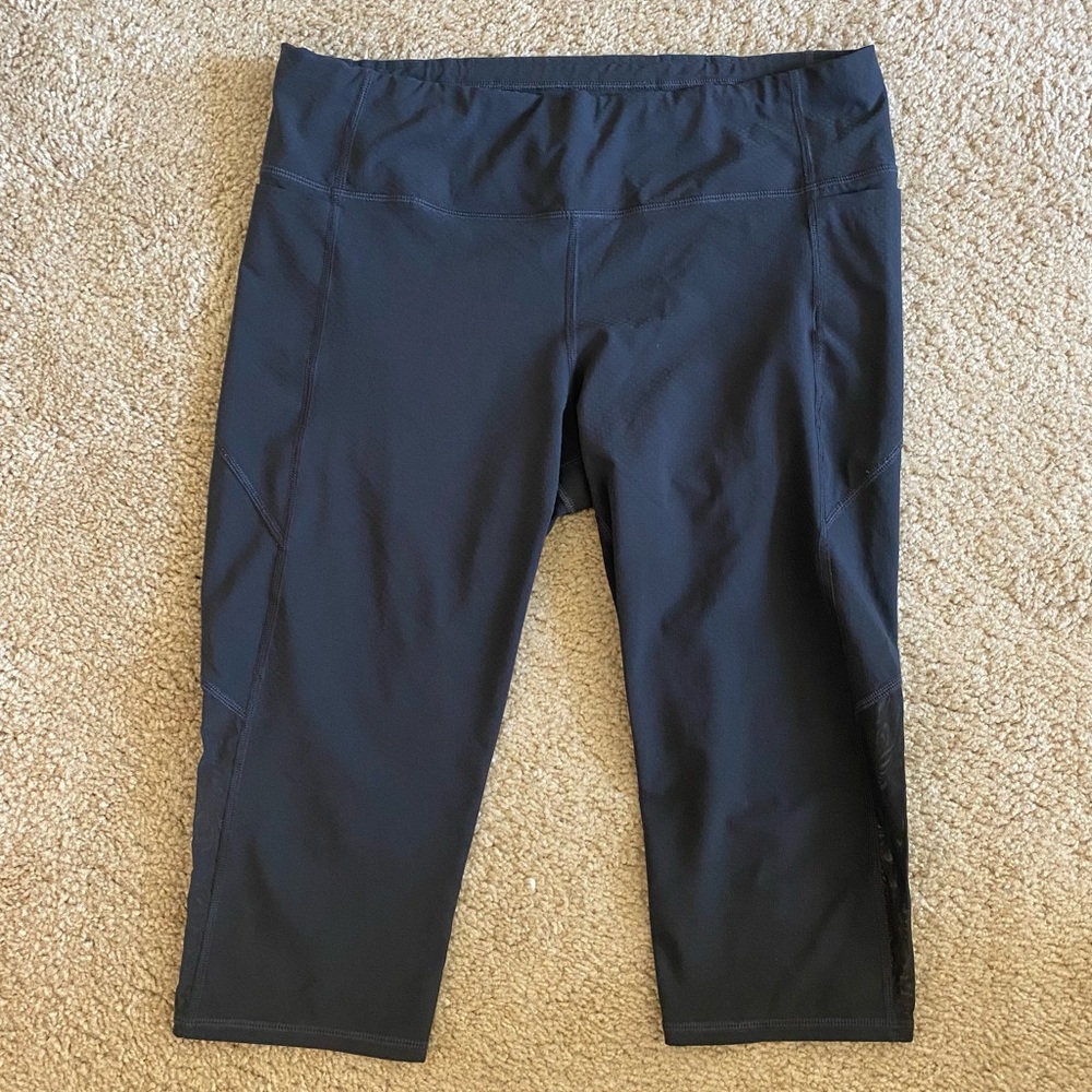 Athleta Dobby Be Free capri legging